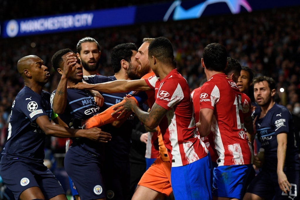 Gefährliche Rudelbildung! Atléticos Spieler gehen auf die Profis von ManCity los.