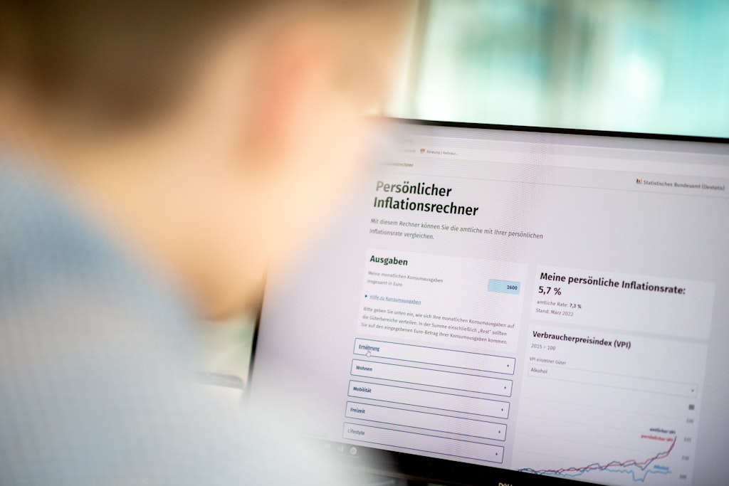 Wer wissen will, wie hoch die persönliche Teuerungsrate ist, sollte den Inflationsrechner benutzen.