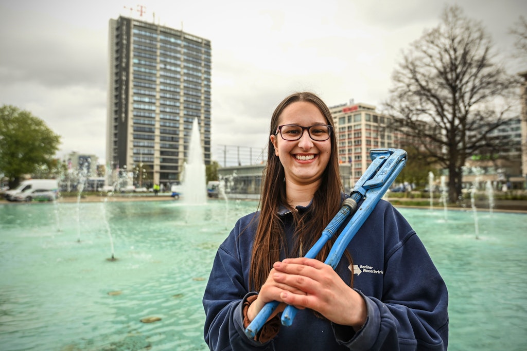Dana Bode (24) von den Wasserbetrieben machte die Fontänen auf dem Ernst-Reuter-Platz flott.
