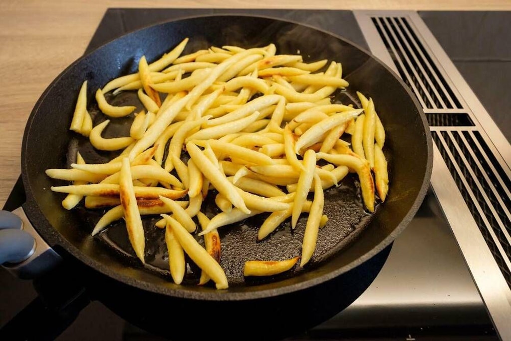 Schupfnudeln oder Schupf Nudle werden aus Kartoffeln, Mehl und Ei gemacht.