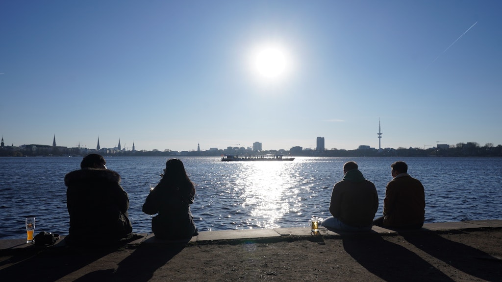 Die Außenalster ist perfekt, um ein Bier in der Frühlingssonne zu genießen.