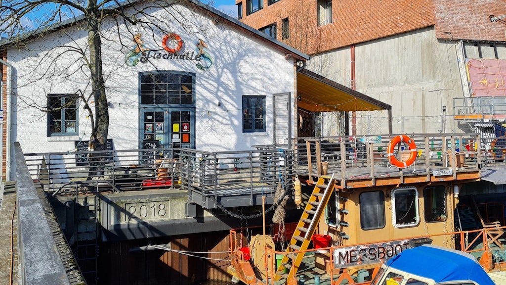 Die Fischhalle am Harburger Binnenhafen ist inzwischen ein Kulturzentrum samt Café.