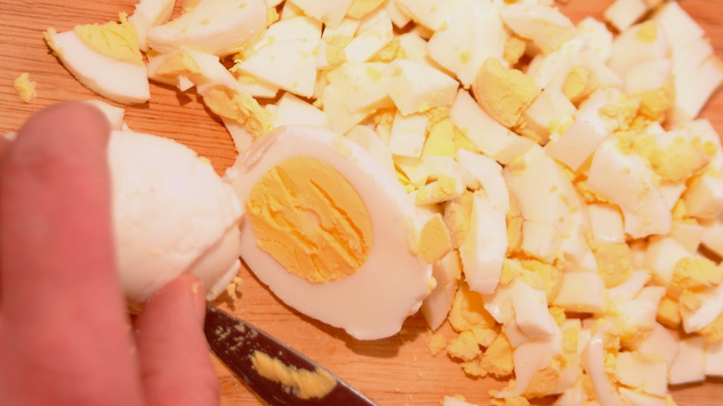Für den Eiersalat müssen die Eier gewürfelt werden.