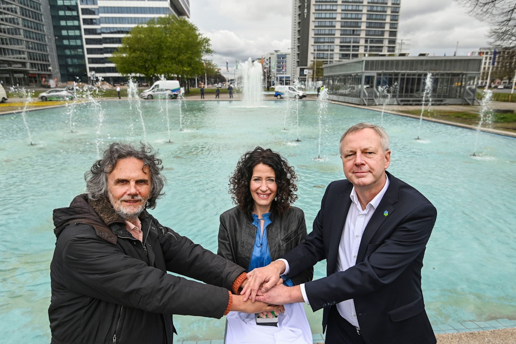 Stadtrat Oliver Schruoffeneger, Umweltsenatorin Bettina Jarasch und BWB-Chef Frank Bruckmann drückten den Startknopf auf dem Ernst-Reuter-Platz.