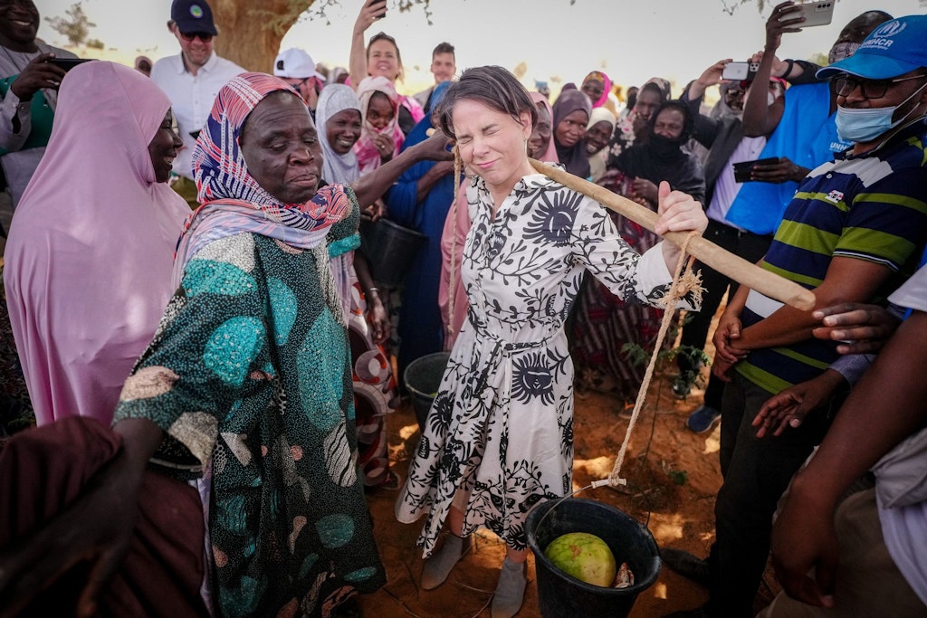 Bundesaußenministerin Annalena Baerbock ließ sich in Niger zeigen, welche Lasten Frauen bei der Hitze tragen müssen.