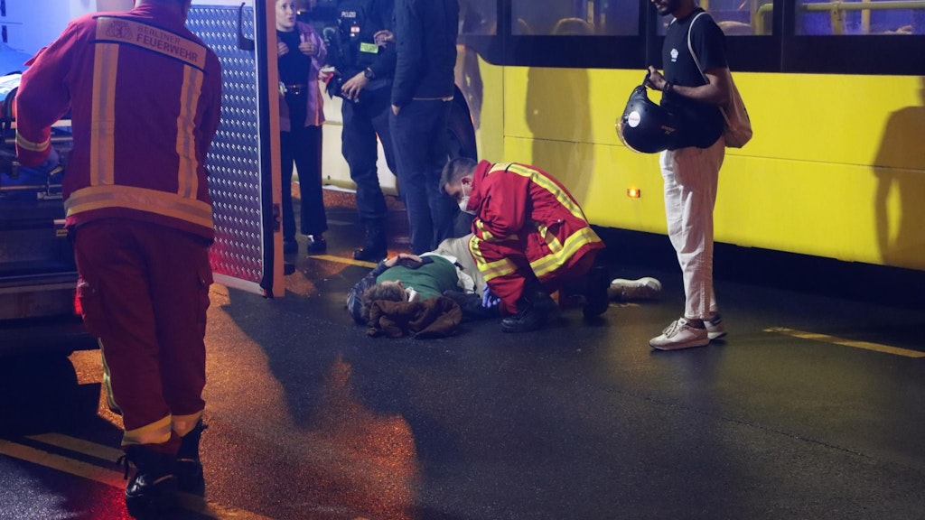 Der Rollerfahrer musste nach dem Unfall am Schlesischen Tor schwer verletzt in ein Krankenhaus gebracht werden.