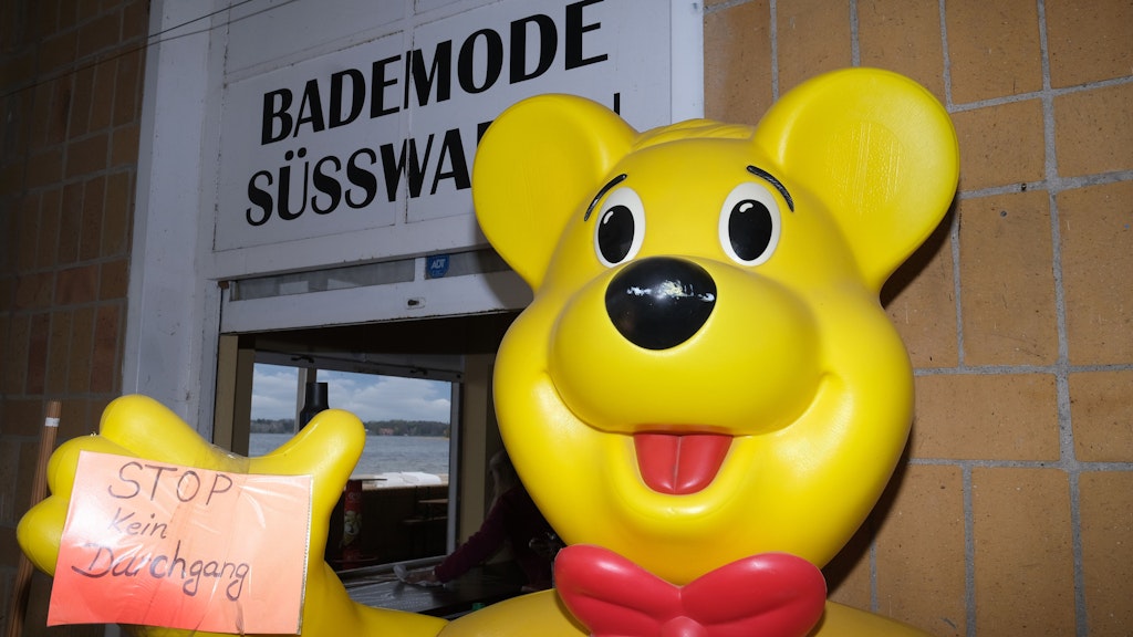 Der Kiosk im Strandbad Wannsee ist geöffnet und für Kinder werden kleine Geschenke versteckt.