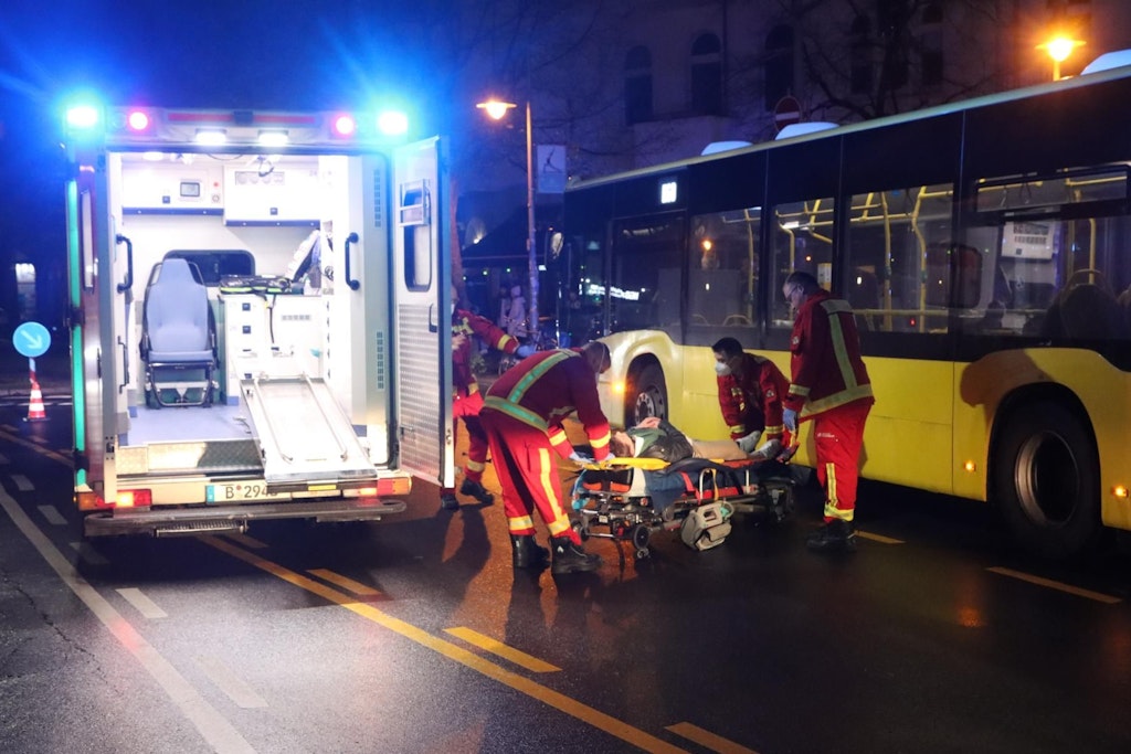Am Schlesischen Tor krachte ein Roller-Fahrer in einen Linienbus der BVG.