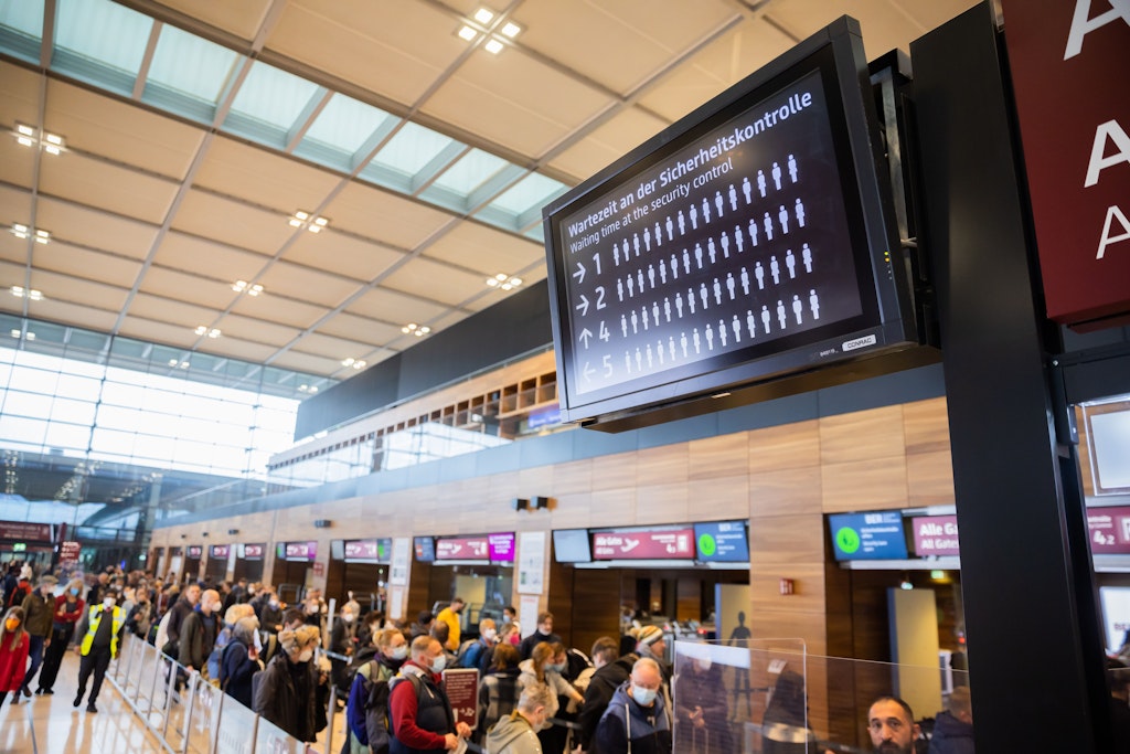Die maximale Wartezeit an den Sicherheitskontrollen wird am Flughafen Berlin Brandenburg "Willy Brandt" (BER) auf der Anzeigetafel angezeigt.