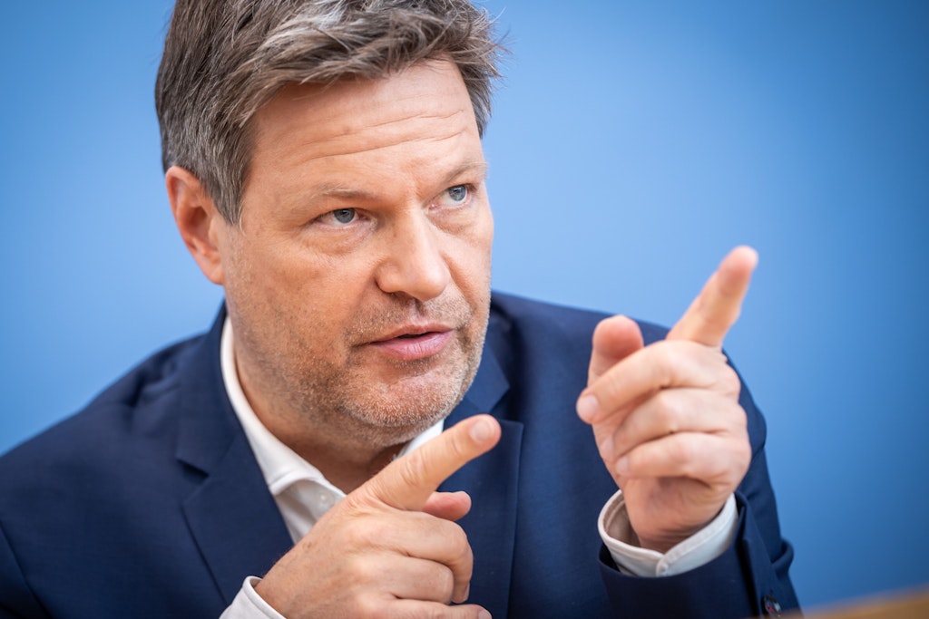 Robert Habeck (Bündnis 90/Die Grünen), Bundesminister für Wirtschaft und Klimaschutz, spricht bei einer Pressekonferenz zum sogenannten Osterpaket der Bundesregierung, welches mit Förderungen die Energiewende hin zu erneuerbaren Energien voranbringen soll.