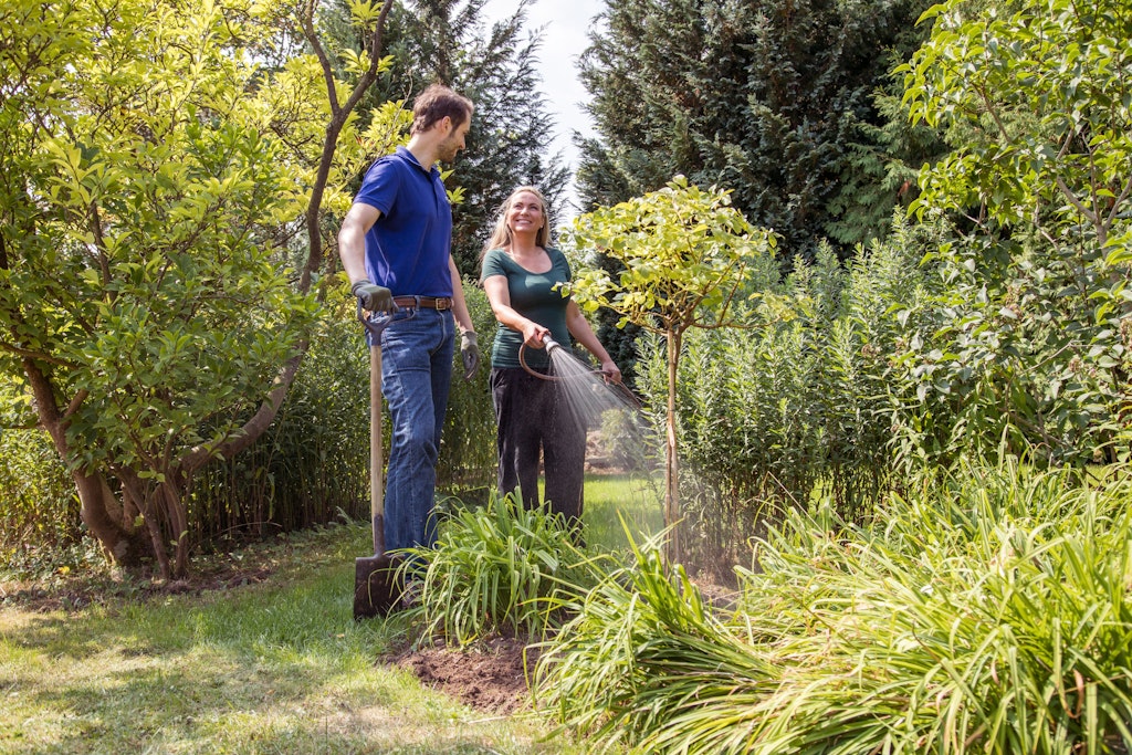 Kleingärtner bewässern ihren Garten. Im Verbandsgebiet Strausberg Erkner muss Wasser gespart werden.