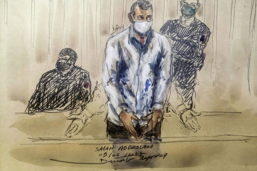 Gerichtszeichnung des Hauptangeklagten Salah Abdeslam (M.) während einer Sitzung des Pariser Sondergerichts.