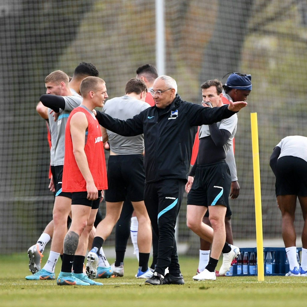 Herthas Trainer Felix Magath im Gespräch mit Santiago Ascacibar.