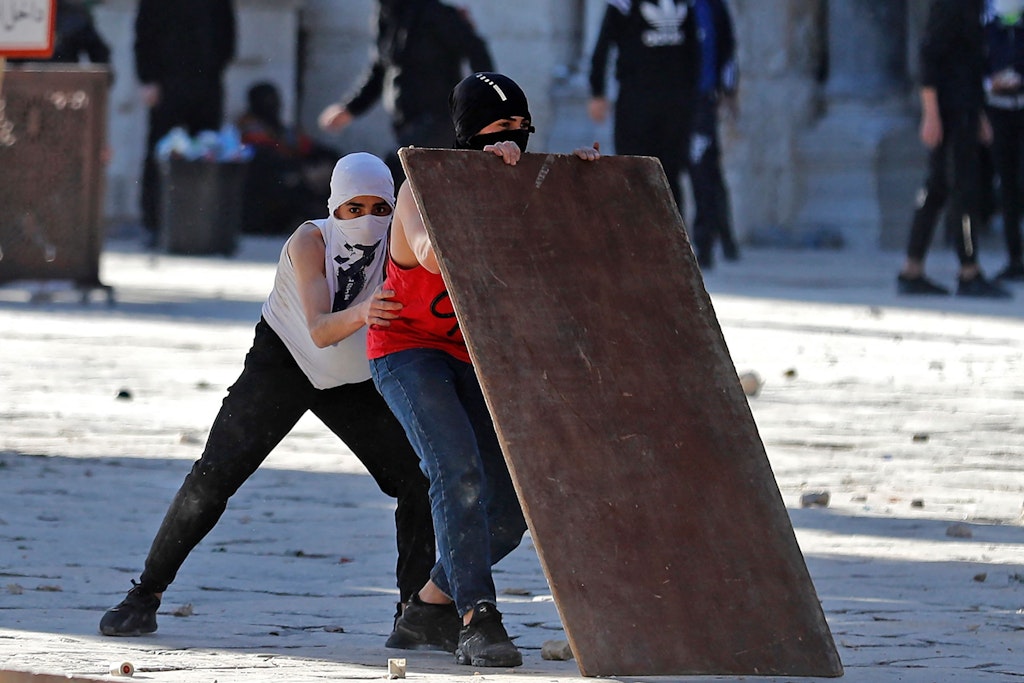 Palästinenser während der Zusammenstöße mit der israelischen Polizei auf dem Tempelberg in Jerusalem.