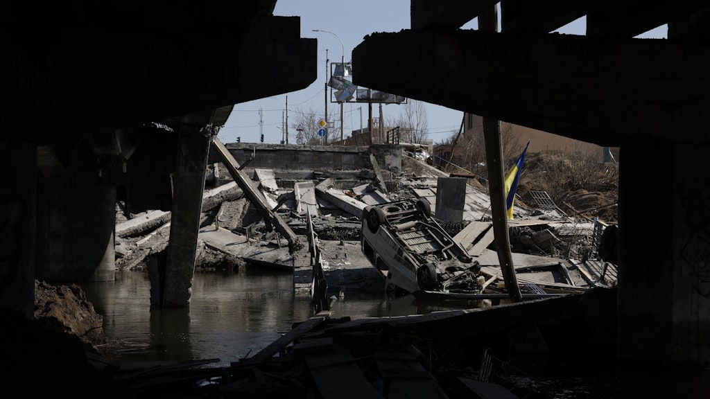 Eine Brücke, die von ukrainischen Soldaten zerstört wurde, um den Vormarsch des russischen Militärs auf die Hauptstadt Kiew zu verhindern.