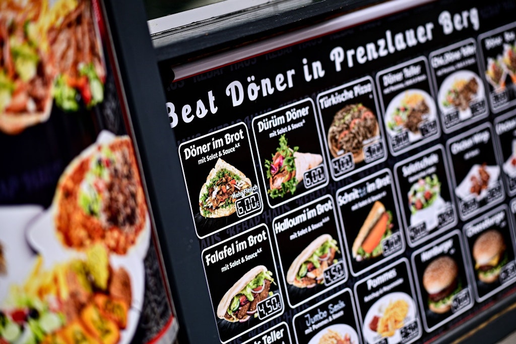 Speisen oder Getränke zum Mitnehmen, der Verzehr in Fast-Food-Restaurants - das war nach Daten des Statistischen Bundesamts im März rund sechs Prozent teurer als vor einem Jahr.