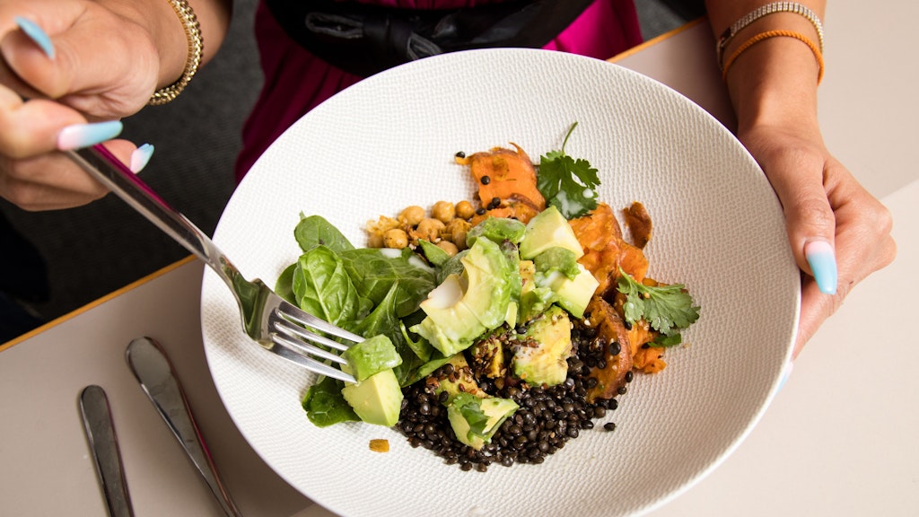 Ein Mix aus lokal und international: Für diesen Salat werden Belugalinsen und Kichererbsen mit Kürbis, Avocado, Spinat, Sesam und Leinsamen kombiniert.