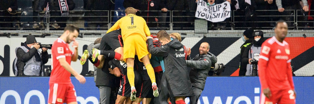 Jubeltraube in Schwarz (und ein bisschen Gelb), lange Gesichter in Rot. So feierte Frankfurt seinen späten Sieg im Hinspiel.