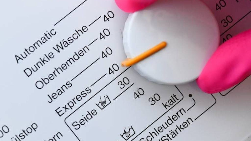 Auf die Waschtemperatur zu achten, lohnt sich vor allem für Ihren Geldbeutel! Für 10 Grad mehr benötigt eine Maschine nämlich im Durchschnitt doppelt so viel Energie.