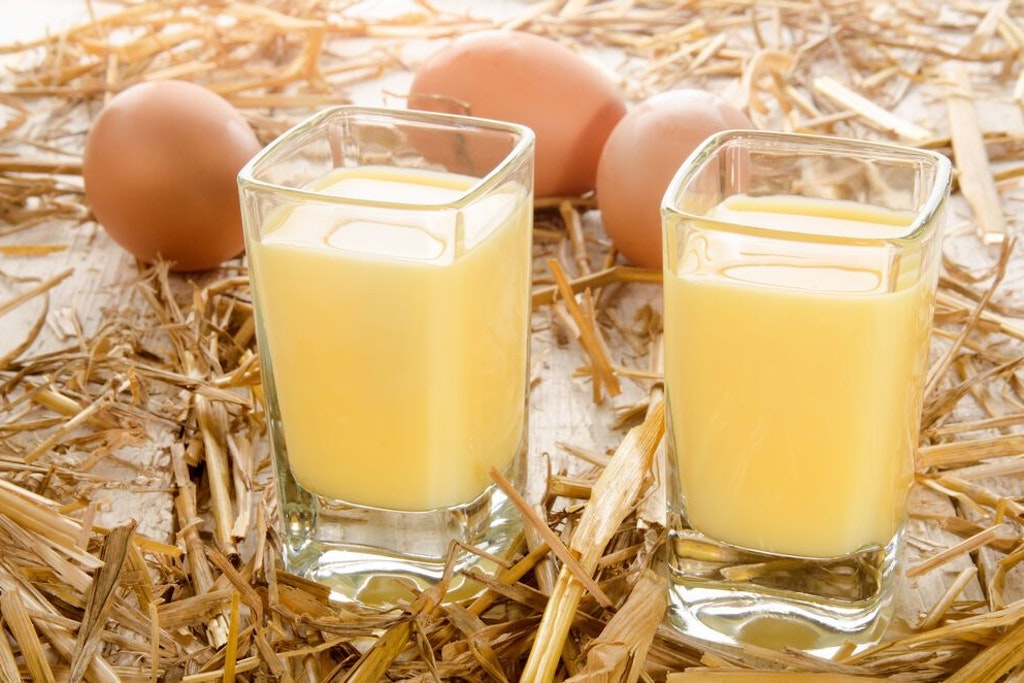 Eierlikör schmeckt superlecker – und ist mit diesem Rezept nicht schwer herzustellen.