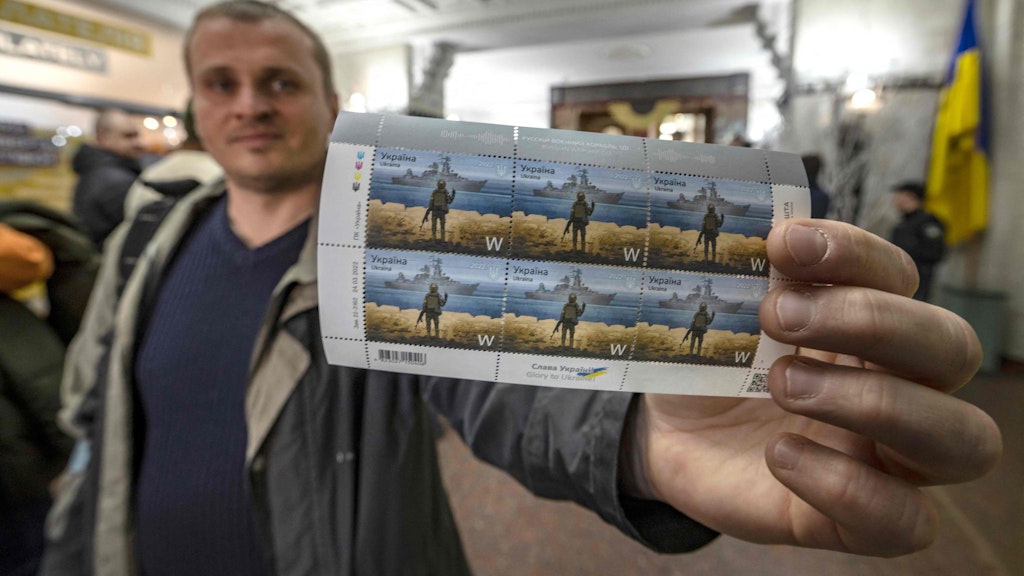 Dieser Kiewer hat gleich einen ganzen Satz der Briefmarke gekauft.