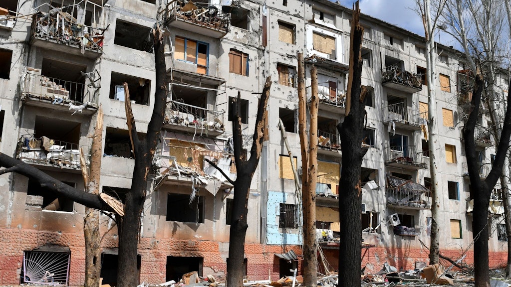 Blick auf einen durch Beschuss beschädigten Wohnblock in Kramatorsk.
