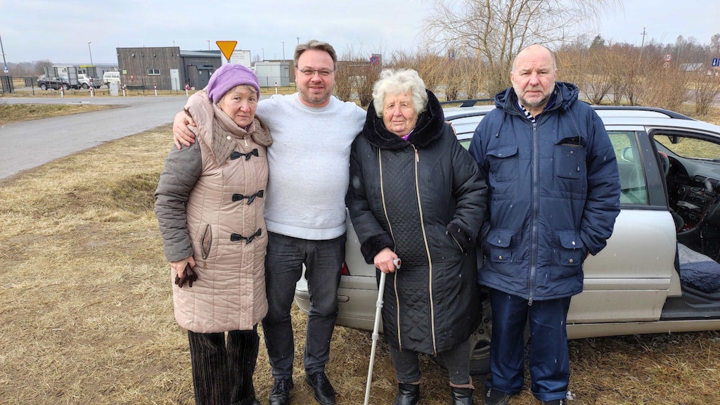 Auf der Flucht: Anastasia Gulej (M.) mit ihrer Tochter Walentyna Gulej, Maik Reichel (Direktor der Landeszentrale für politische Bildung Sachsen-Anhalt) und Sohn Wassyl Gulej an der polnisch-ukrainischen Grenze (Foto vom 9. März)