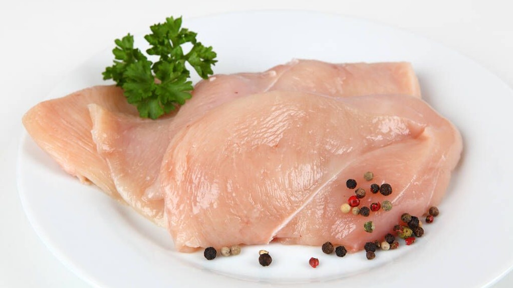 Geflügelfleisch ist gesund, wertvoll für den Körper – und schmeckt. Vor allem für Hühnerfleisch ist besonders besonders fettarm.