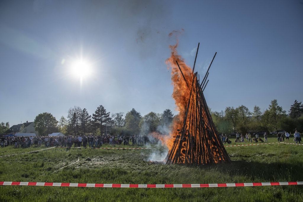 In Diemelsee kam es zu einem tödlichen Zwischenfall. Beim Aufbau eines geplanten Osterfeuers, stürzte die gesamte Konstruktion ein und begrub mehrere Menschen unter sich. (Symbolbild)