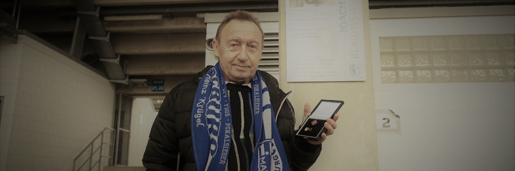 Joachim Streich bekam im April 2021 die Ehrenurkunde des Landes Sachsen-Anhalt überreicht. Nun ist er im Alter von 71 Jahren gestorben.