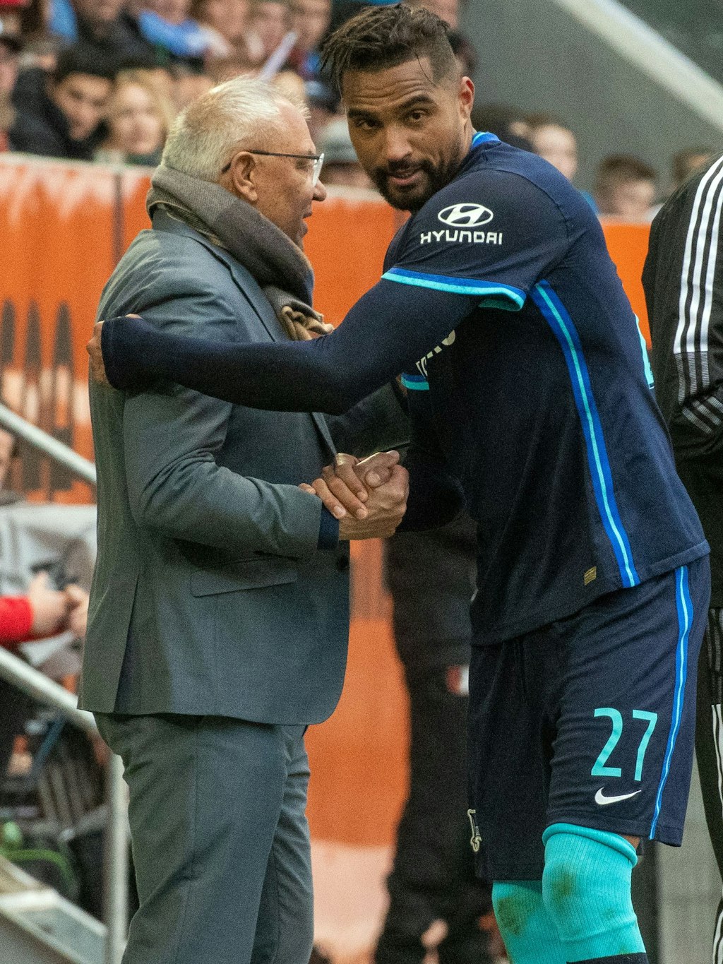 Prince Boateng bedankte sich nach seiner Auswechslung in Augsburg bei Hertha-Trainer Felix Magath.