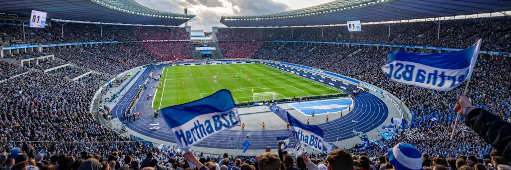Hertha BSC setzt im Kampf um den Klassenerhalt auf ein volles Olympiastadion, verteilt Freikarten gegen Stuttgart und Mainz.