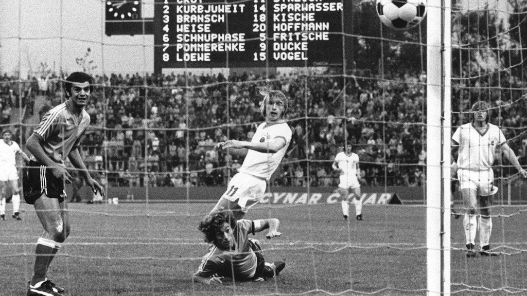 WM 1974: Joachim Streich (M.) traf für die DDR in Gelsenkirchen in der zweiten Finalrunde gegen Argentinien (1:1).