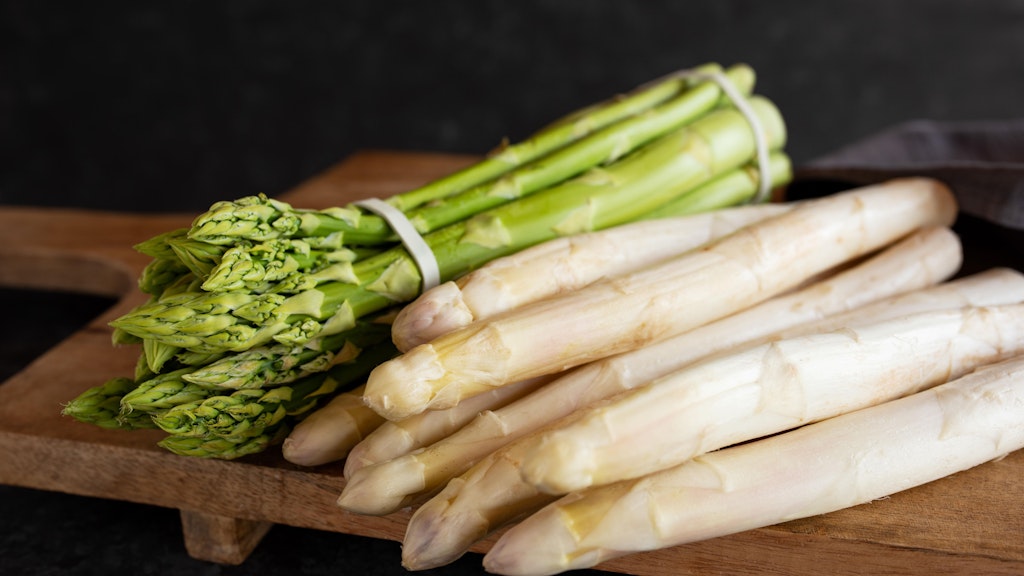 Grüne und weiße Spargel-Stangen unterscheiden sich nicht nur durch die Farbe voneinander.