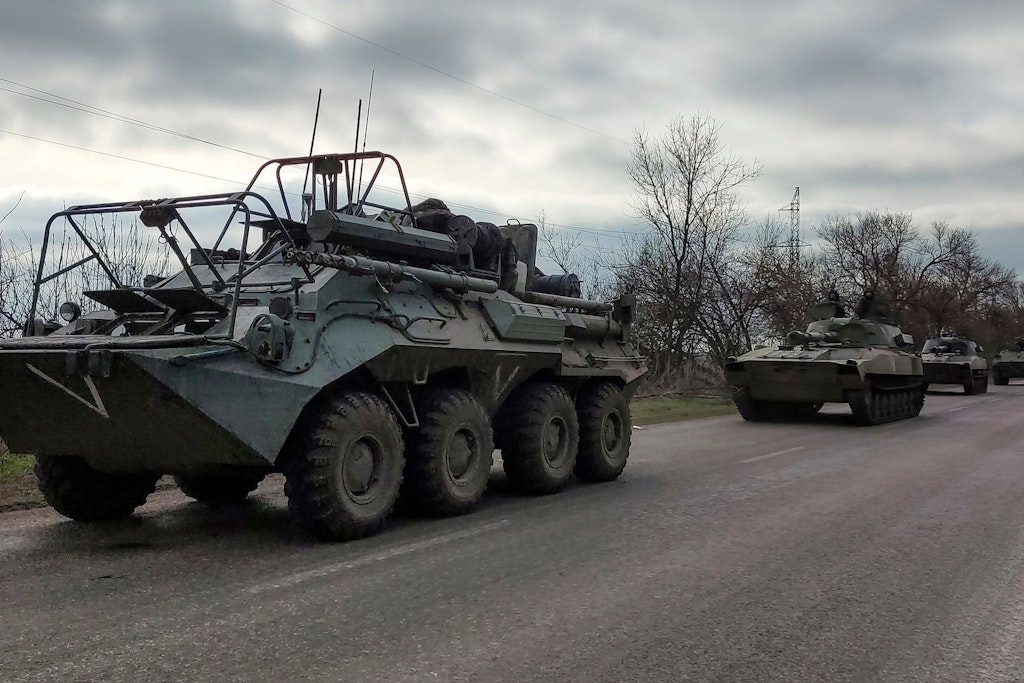 Ein russischer Militärkonvoi bewegt sich auf einer Autobahn in einem von russisch unterstützten Separatisten kontrollierten Gebiet in der Nähe von Mariupol.