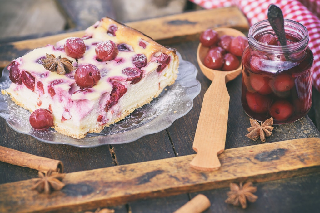 Der Kirschkuchen vom Blech wird die ganze Familie begeistern.