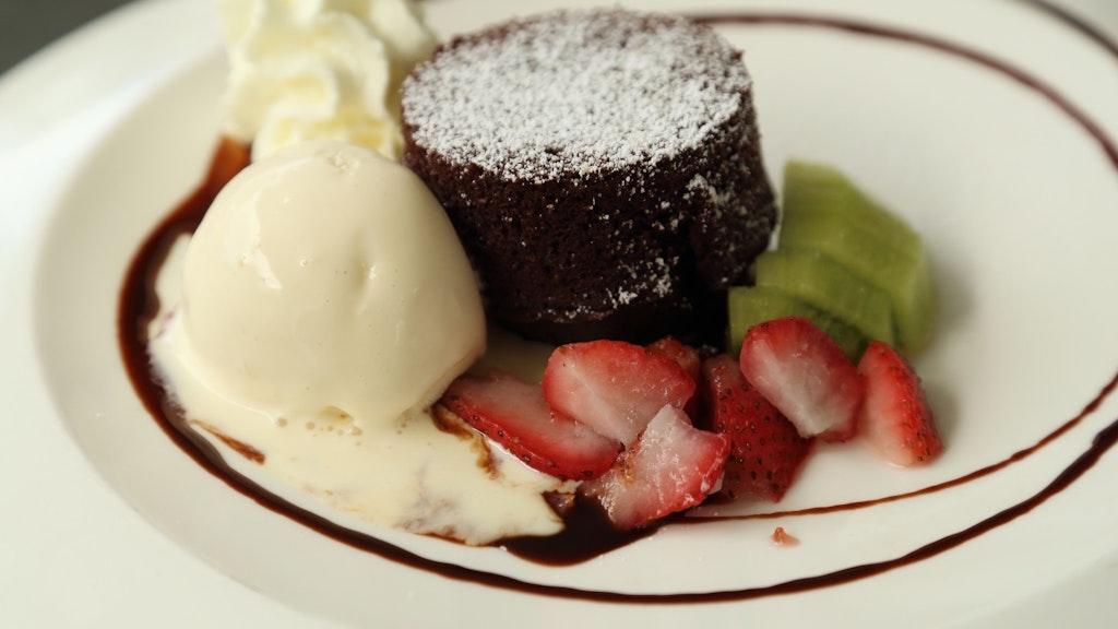 Der Schoko-Lava-Kuchen wird gerne mit Früchten und/oder Eis serviert