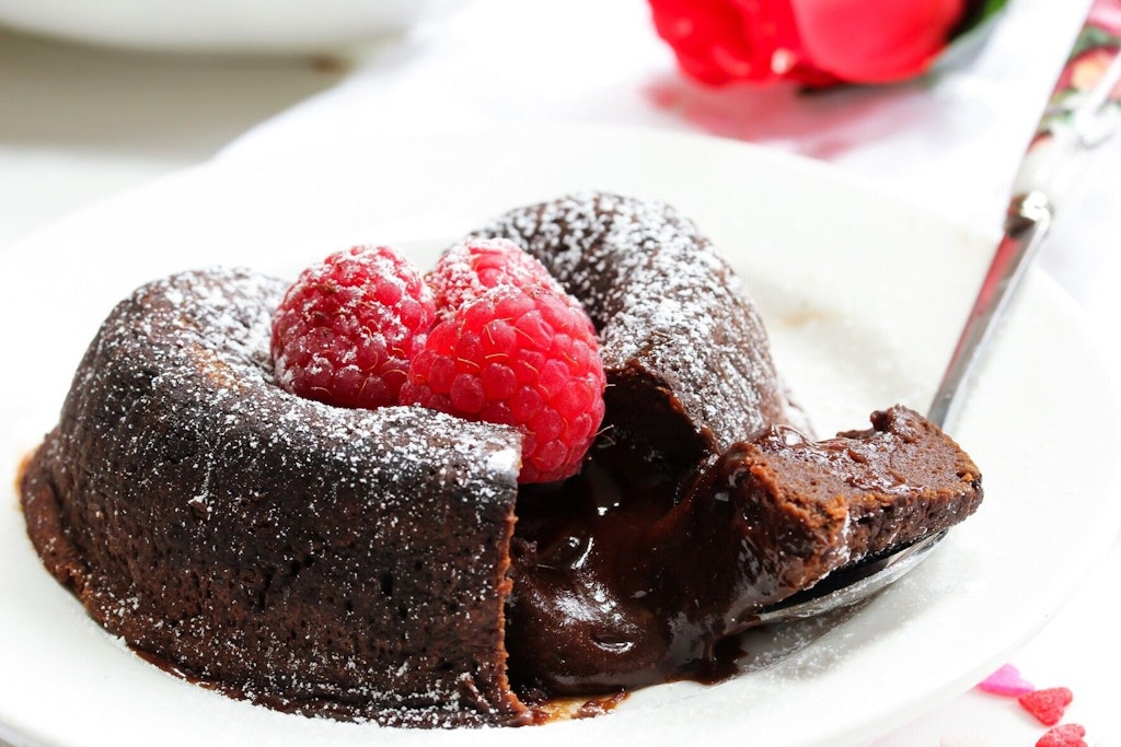 Dieser Schoko-Lava-Kuchen ist nicht nur Lecker, sondern wird auch theatralisch serviert