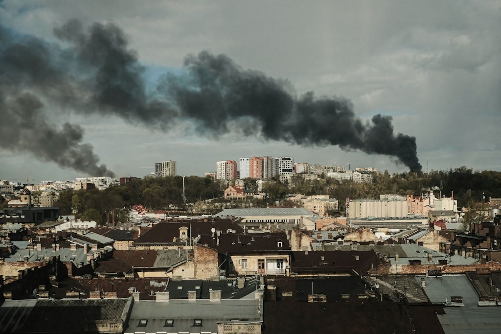 Nach den Raketeneinschlägen steigt schwarzer Rauch über der Stadt Lwiw auf.