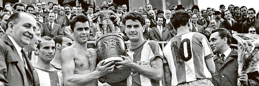 Die Union-Akteure Meinhard Uentz (mit freiem Oberkörper) und Wolfgang Wruck (3.vr.) präsentieren 1968 nach dem 2:1 gegen Meister FC Carl Zeiss Jena stolz den eroberten DDR-Fußballpokal (FDGB-Pokal).