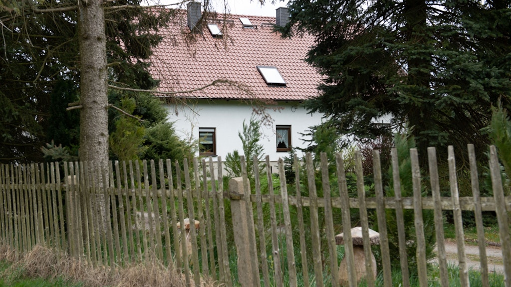 In diesem Haus im Chemnitzer Ortsteil Mittelbach wurden die beiden toten Ehepaare gefunden. Auch ein Kind soll hier gelebt haben.