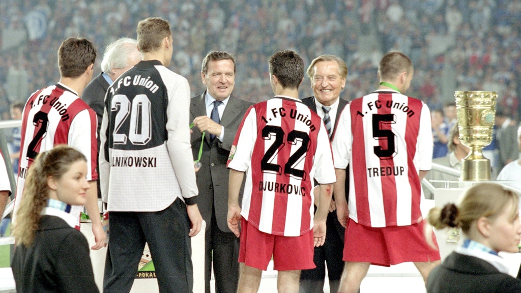 Nur gucken, nicht anfassen. Die Union-Profis holen sich nach dem verlorenen DFB-Pokal-Finale 2001 gegen den FC Schalke 04 ihre Medaillen ab.
