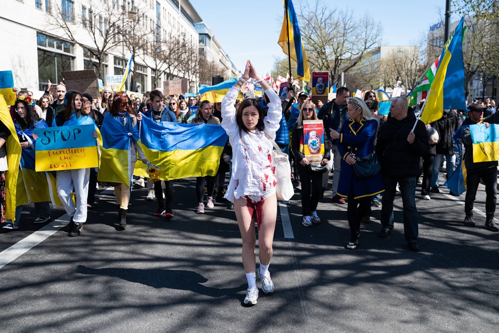 In Berlin demonstrierten am Osterwochenende zahlreiche Menschen gegen sexualisierte Gewalt in Russlands Krieg gegen die Ukraine.