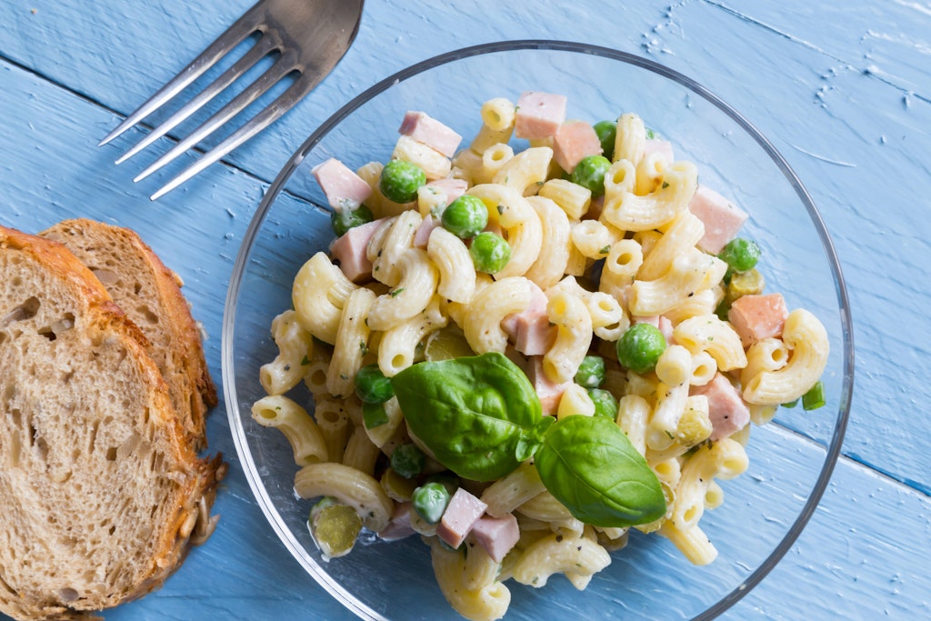 Dieser Nudelsalat mit Erbsen und Fleischwurst ist einfach superlecker - und passt perfekt zum Grillabend am Wochenende.