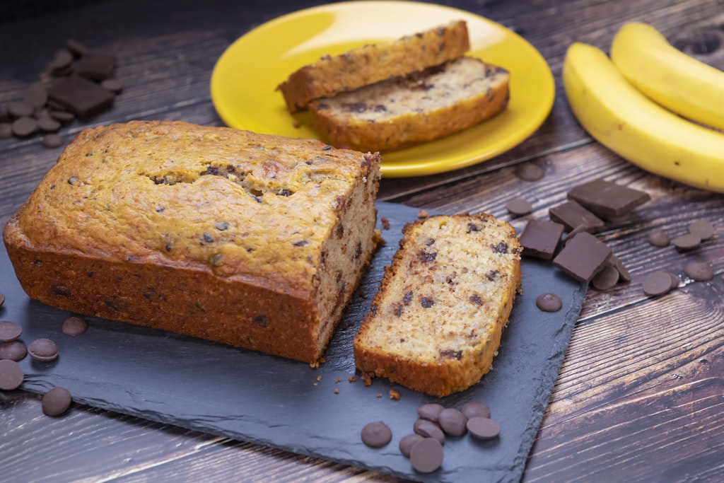 Die Schokolade macht das Bananenbrot noch etwas süßer und leckerer.