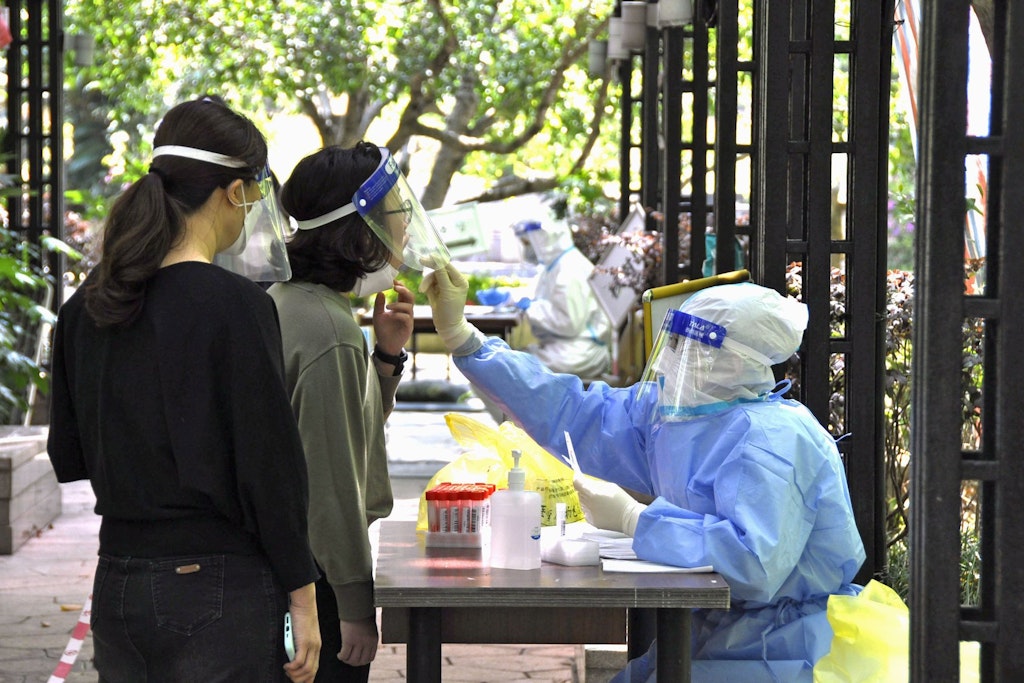 Bewohner von Shanghai wurden Massentests unterzogen, die Quarantäne in Lagern ist gefürchtet.