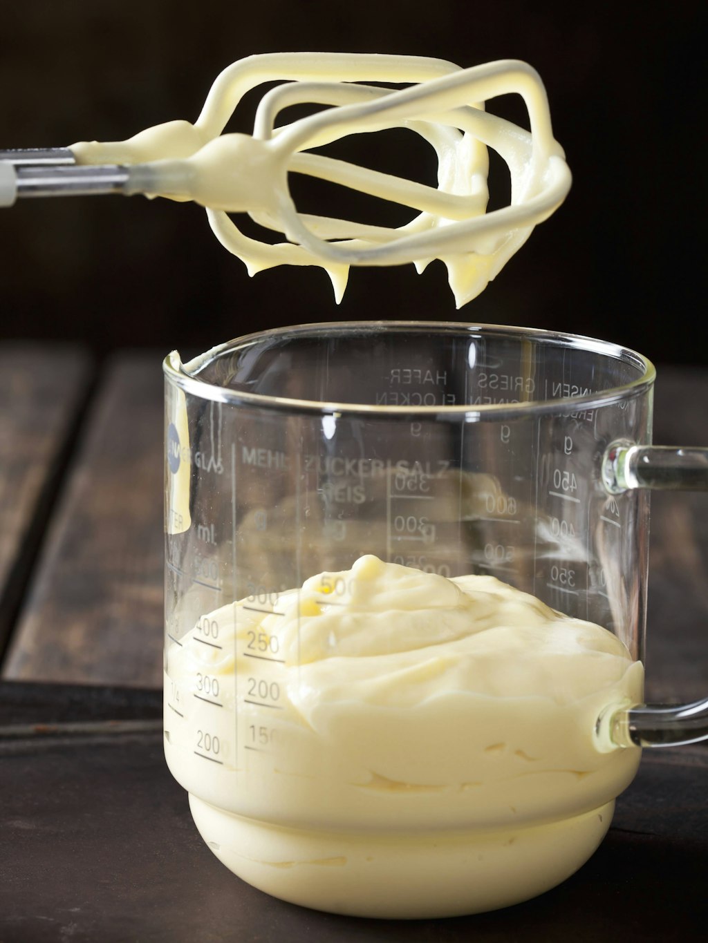 Die Füllung mit dem Handmixer verrühren, bis eine gleichmäßige Masse entstanden ist.