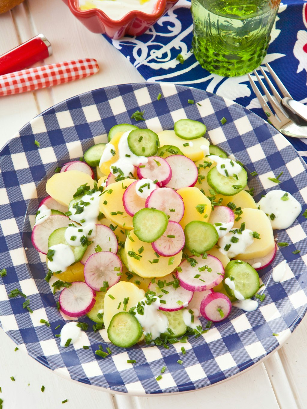 Ein paar Spritzer Joghurt über dem Kartoffelsalat geben einen zusätzlichen Frische-Kick.