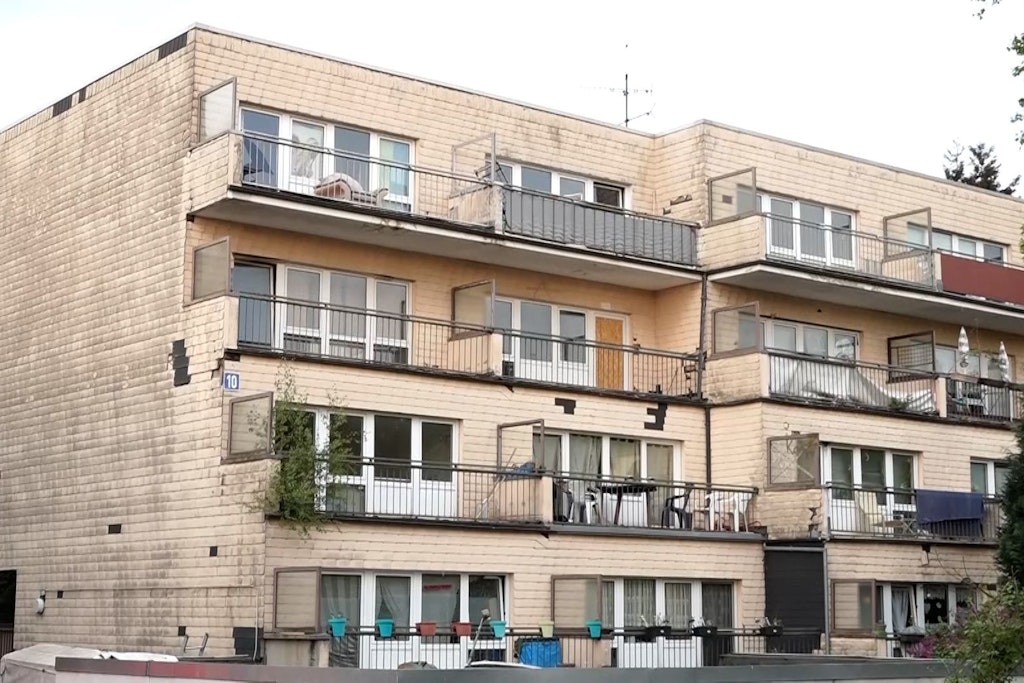 Bei einem Sturz aus dem dritten Obergeschoss eines Mehrfamilienhauses im Mönchengladbacher Stadtteil Odenkirchen ist am Donnerstagabend ein Mann gestorben, drei weitere Menschen wurden schwer verletzt.