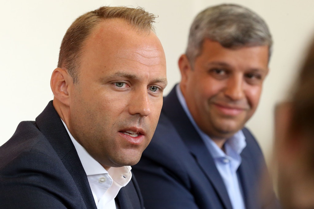 Raed Saleh (r.), Berliner SPD-Fraktionsvorsitzender, und Mario Czaja, Berliner FDP-Chef, geben im Berliner Abgeordnetenhaus ein Interview zur Absenkung des Wahlalters.